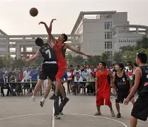 挥洒汗水！场上拼搏，为了实现球队的最终目标！(为了在球场上有良好的表现,球员必须要有健康的身体)