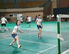 挥洒汗水！场上拼搏，为了实现球队的最终目标！(为了在球场上有良好的表现,球员必须要有健康的身体)